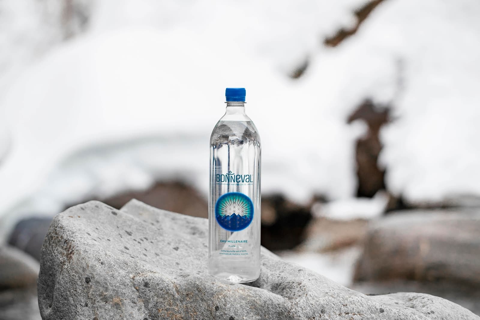 bouteille d'eau de bonneval posée sur un rocher