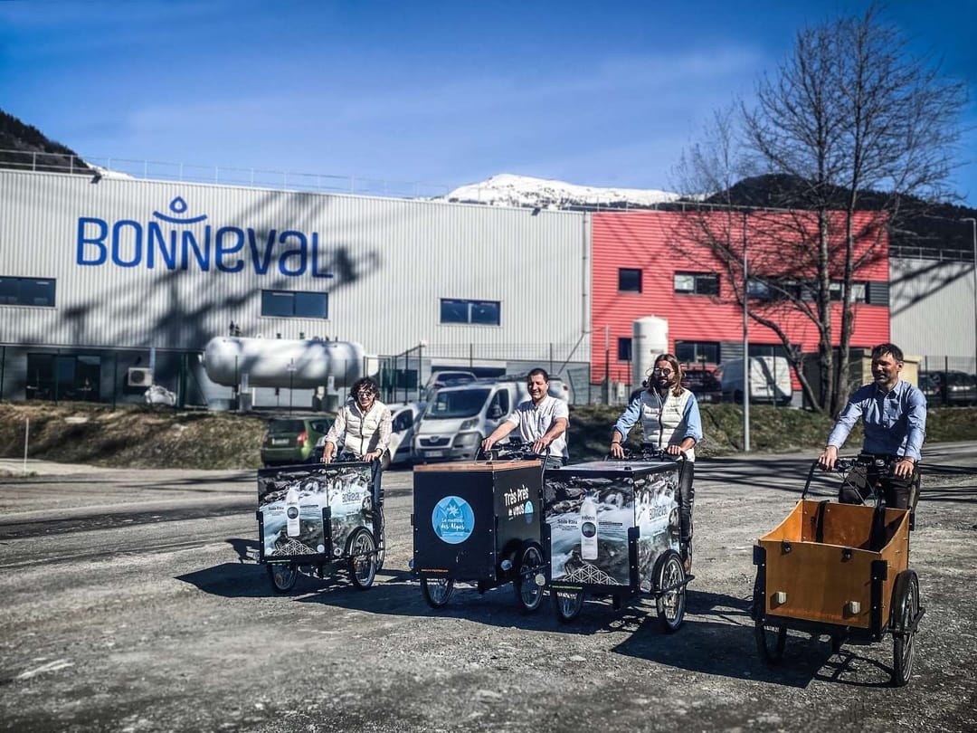 Acteurs et fondateurs de la marque Bonneval Waters et leur stand publicitaire mobile
