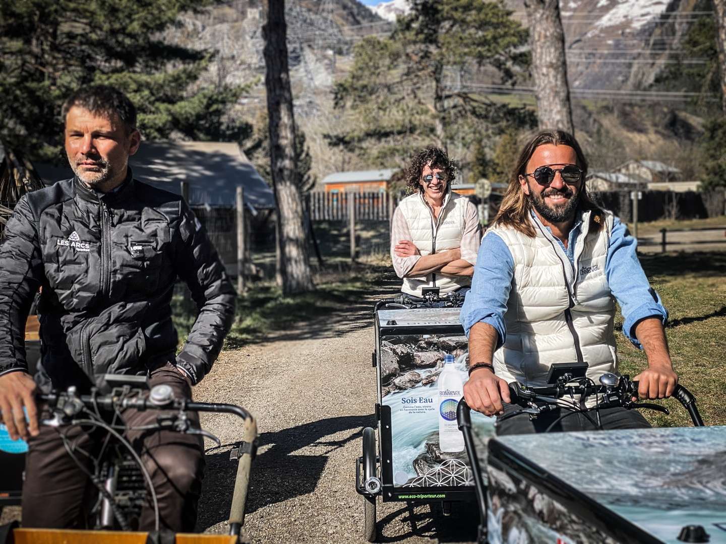 Acteurs et fondateurs de la marque Bonneval Waters et leur stand publicitaire mobile