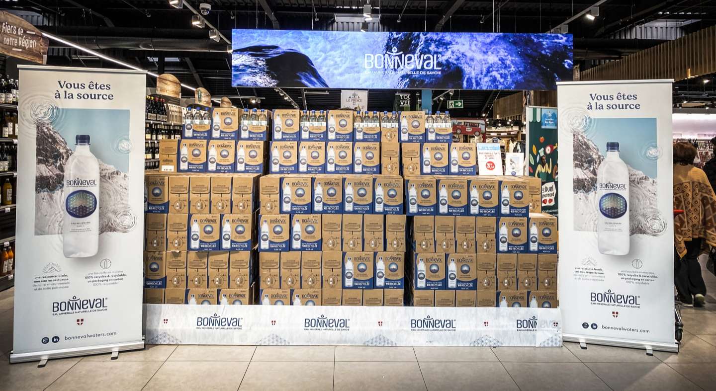 Stand Bonneval Waters durant le lancement de la marque à Super U Bourg Saint Maurice
