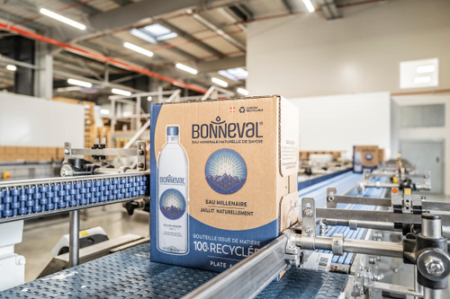 Pack de bouteille d'eau de Bonneval dans son carton à l'usine