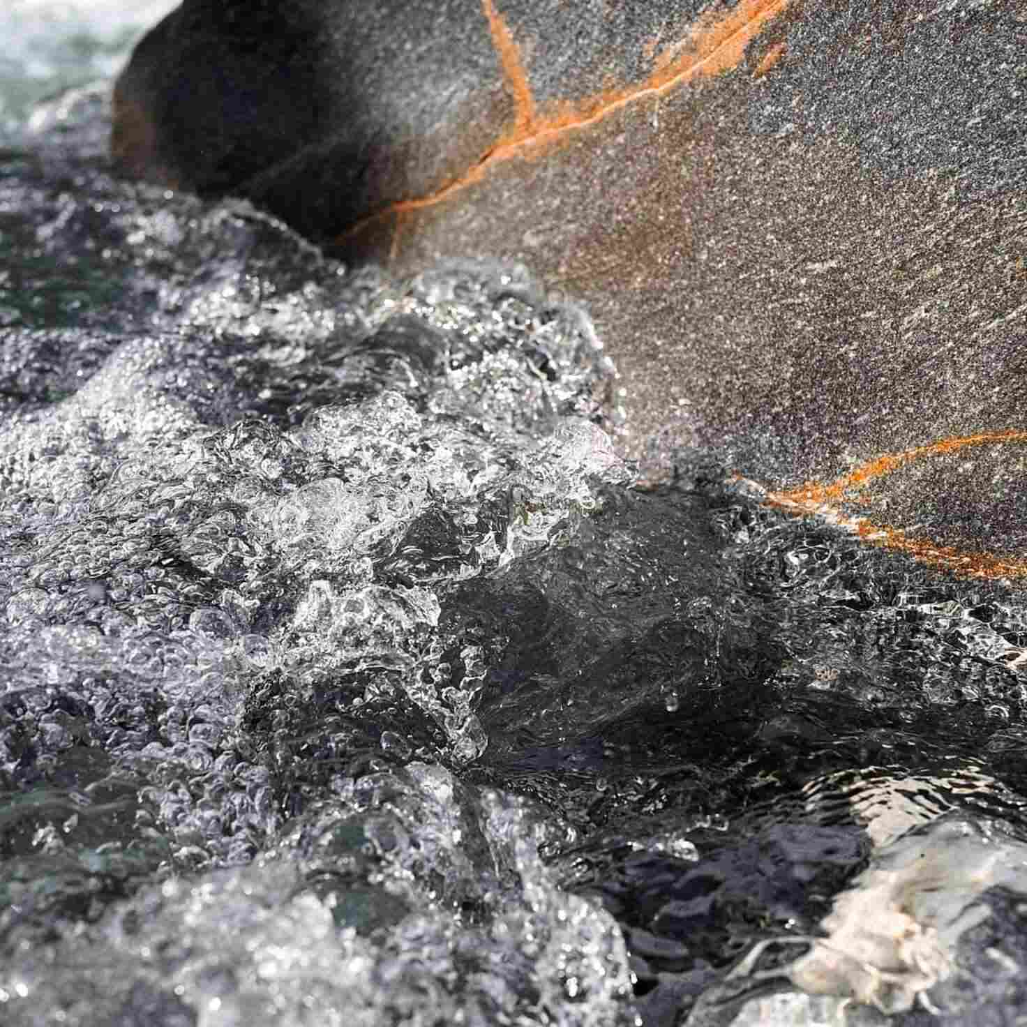 eau de rivière agitée avec roche lisse